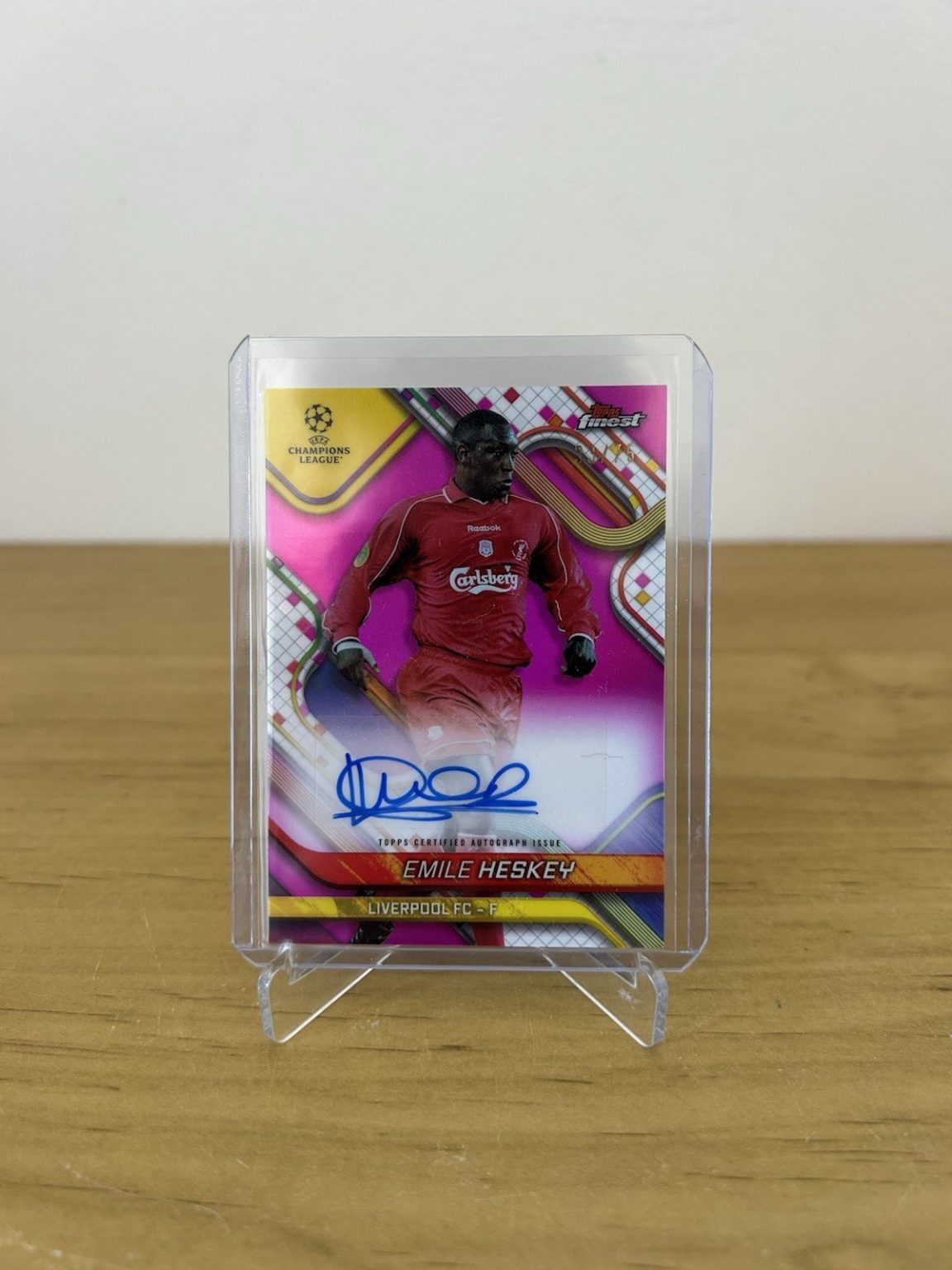 Carta Emile Heskey autógrafo Magenta Wave numerada 75 Topps Finest UEFA 2024-25