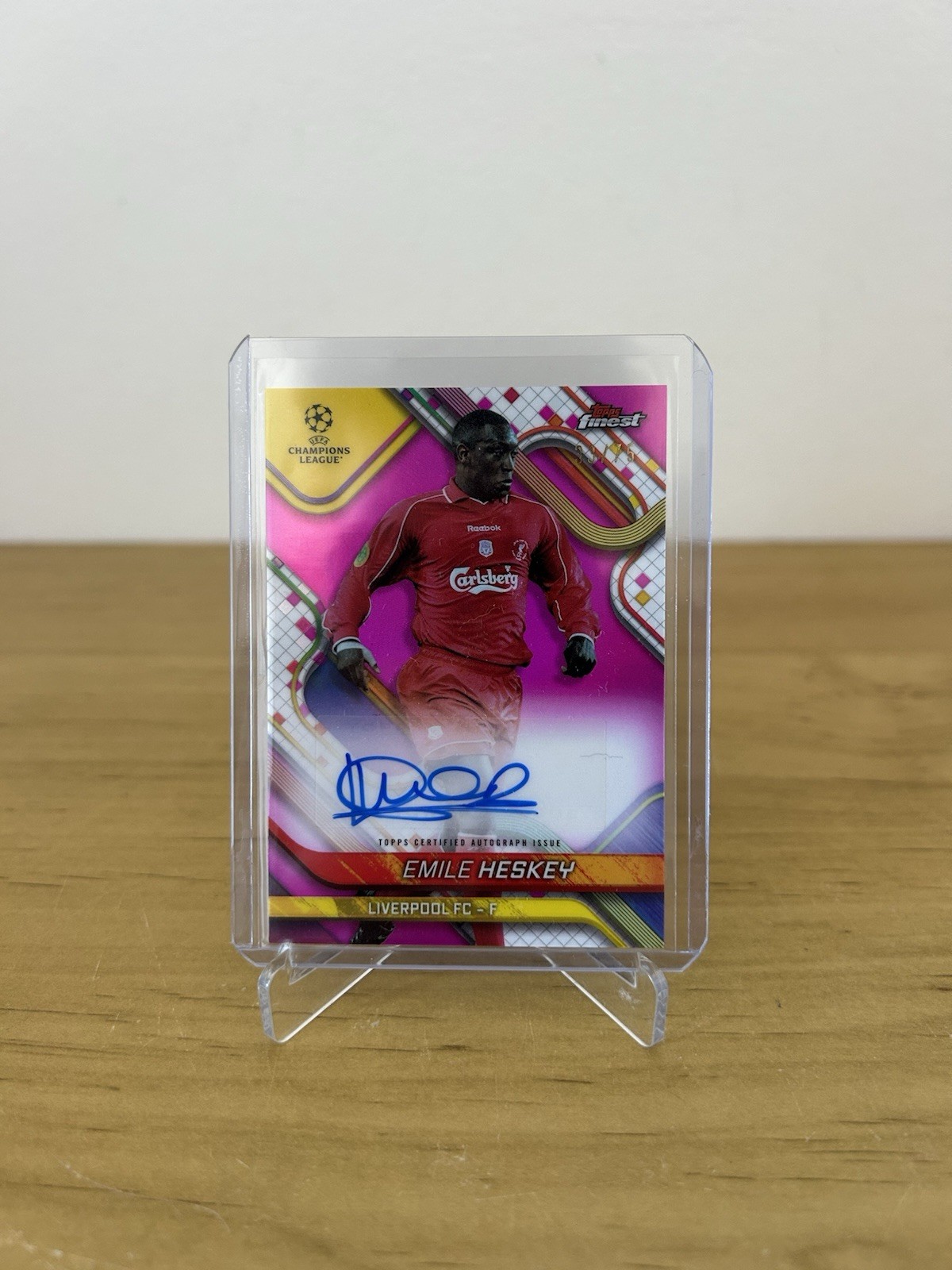 Carta Emile Heskey autógrafo Magenta Wave numerada 75 Topps Finest UEFA 2024-25