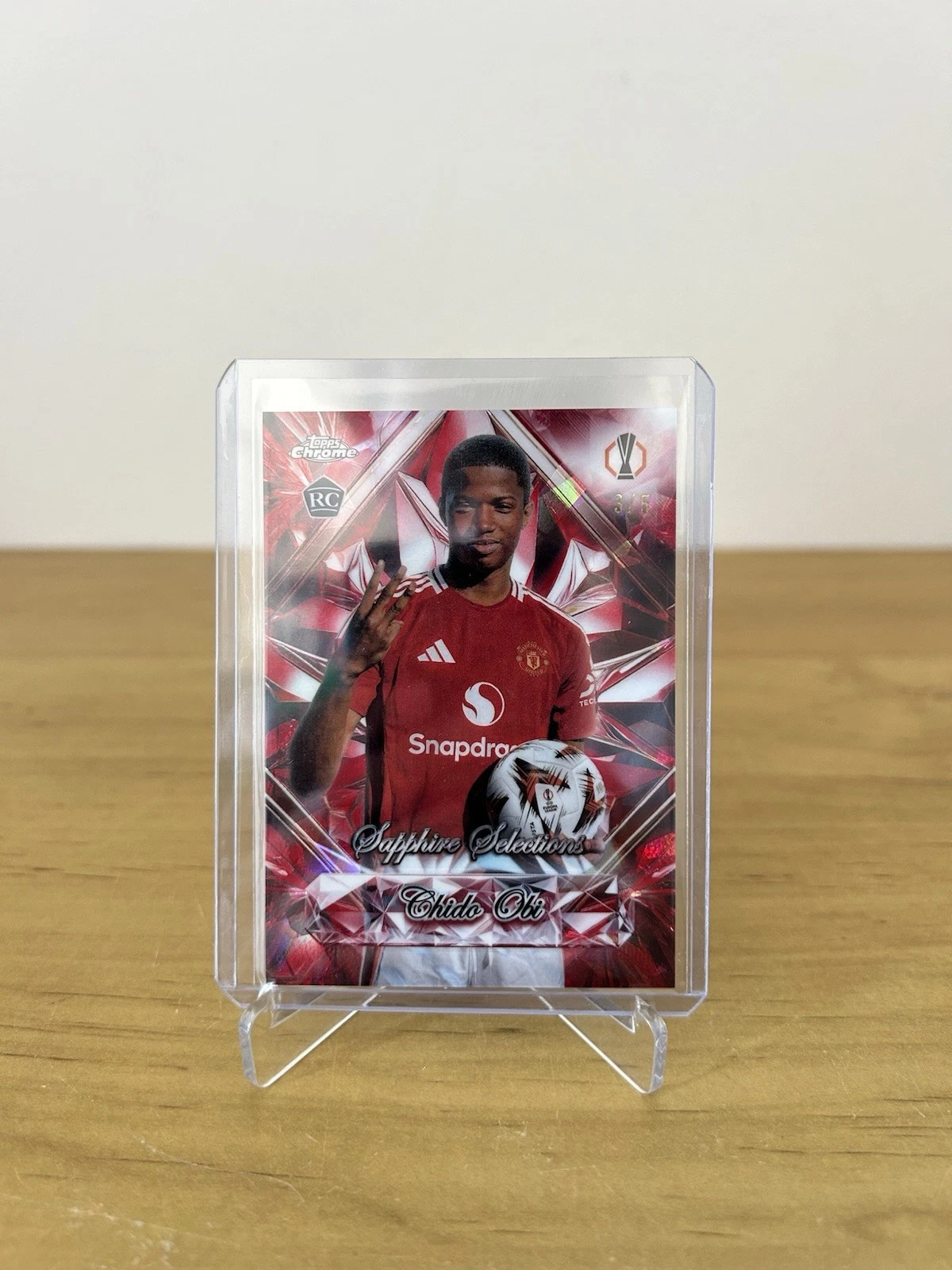 Carta Chido Obi Sapphire Selections Rookie numerada 5 Topps Chrome UEFA Sapphire 2024-25