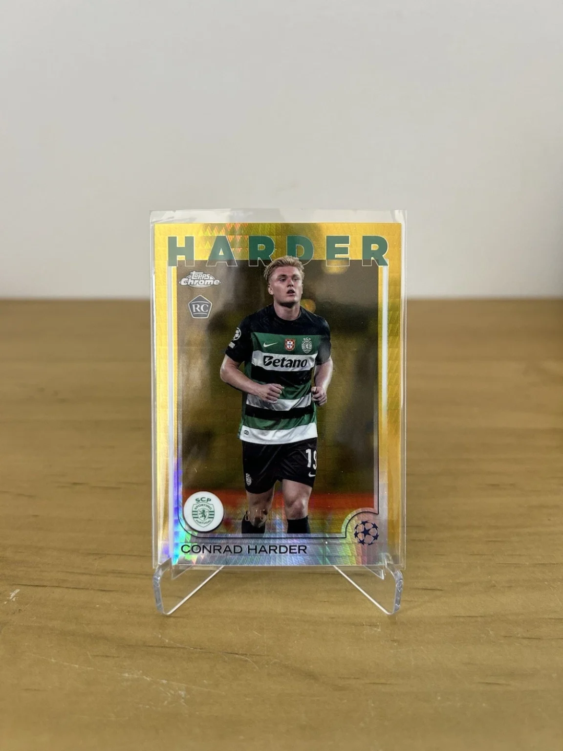 Carta Conrad Harder True Gold Refractor Rookie numerada 50 Topps Chrome UEFA 2024-25