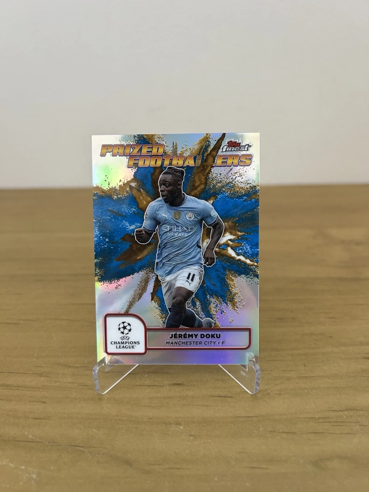 Carta Jérémy Doku Prized Footballer Fusion Blue Gold Topps Finest UEFA 2025