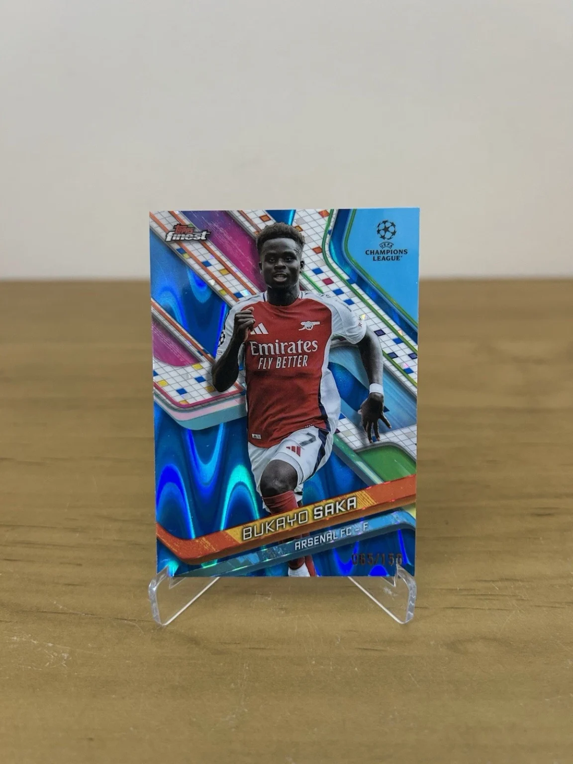 Carta Bukayo Saka SP Blue Wave Refractor numerada 65/150 Topps Finest UEFA 2025