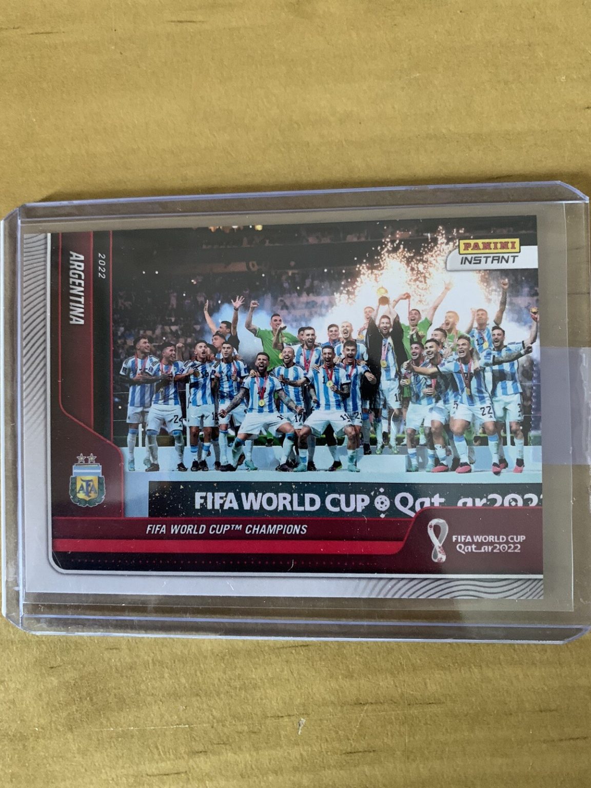 Carta Argentina 119 Messi levantando la Copa del Mundo Panini Instant Qatar 2022