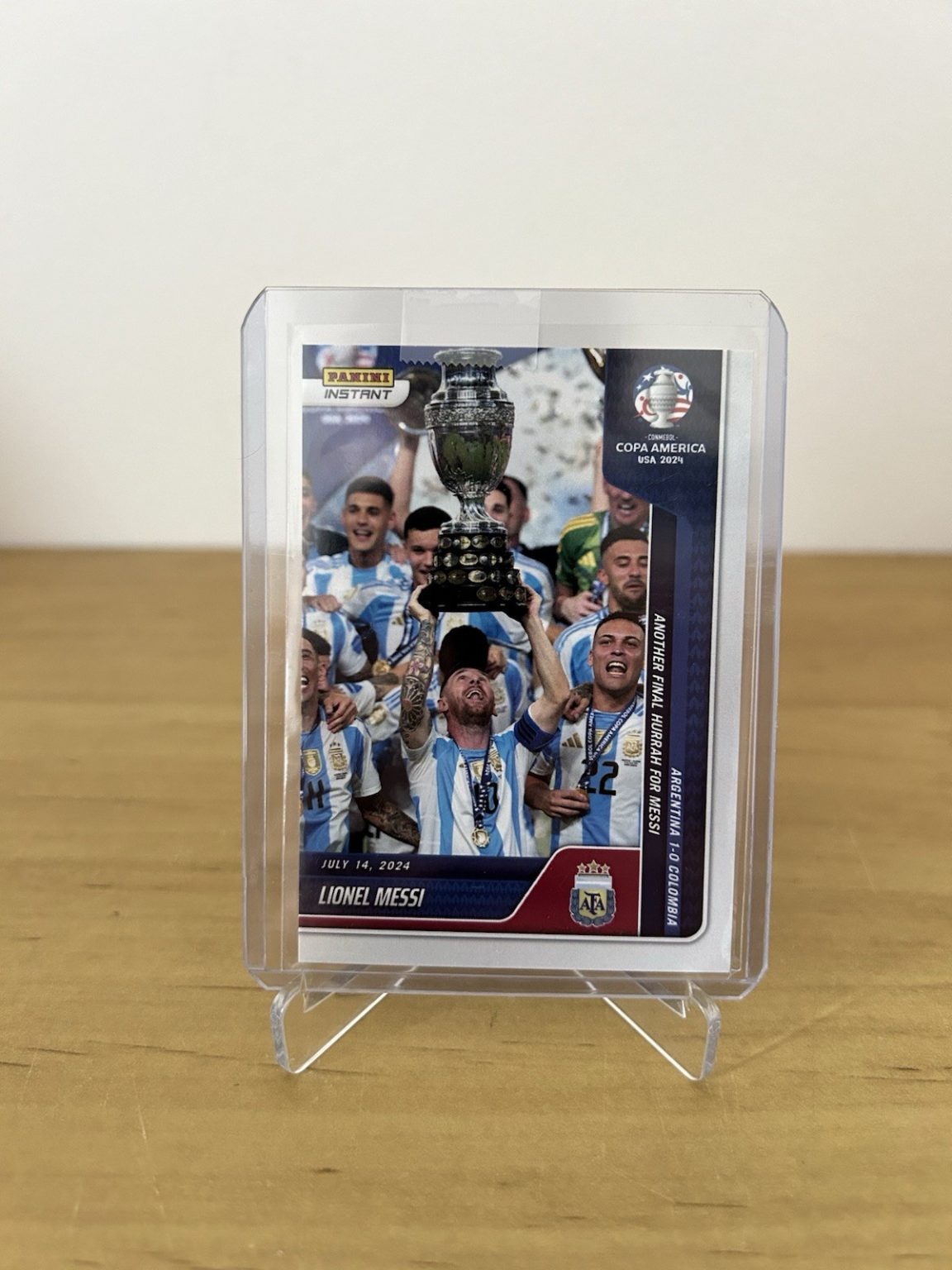 Carta Lionel Messi 43 campeón Copa América 2024 Panini Instant Argentina