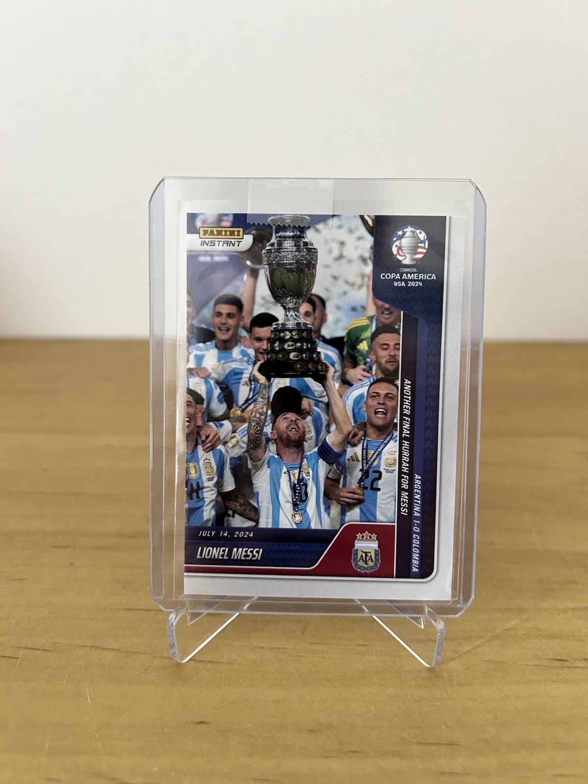 Carta Lionel Messi 43 campeón Copa América 2024 Panini Instant Argentina