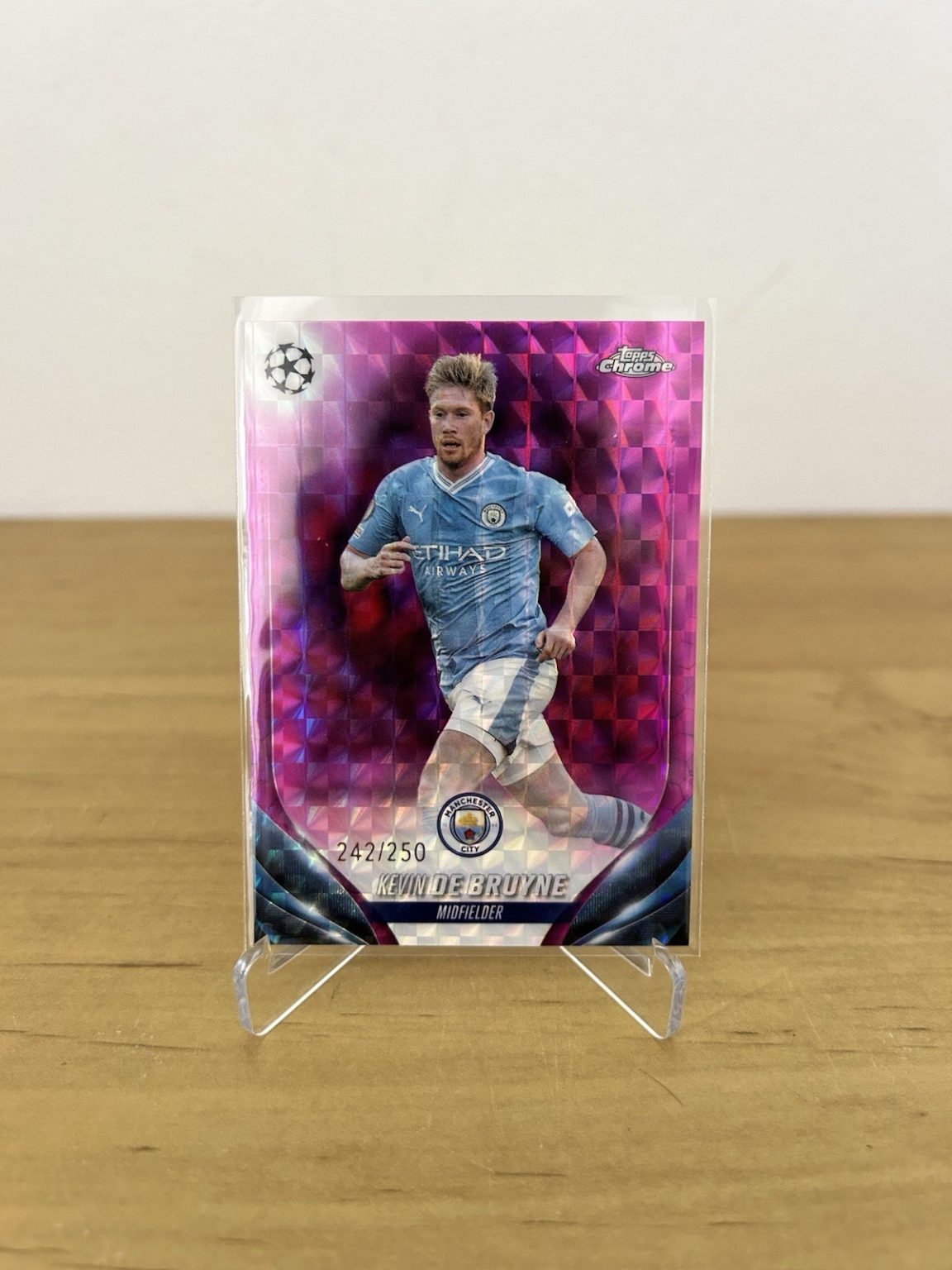 Carta Kevin De Bruyne Pink Geometric Refractor numerada 250 Topps Chrome UEFA 2023