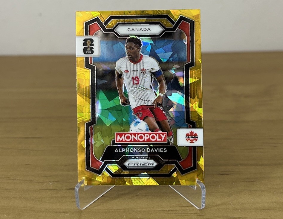 Carta Alphonso Davies Gold Cracked Ice Panini Prizm Monopoly FIFA World Cup 2026 Canadá