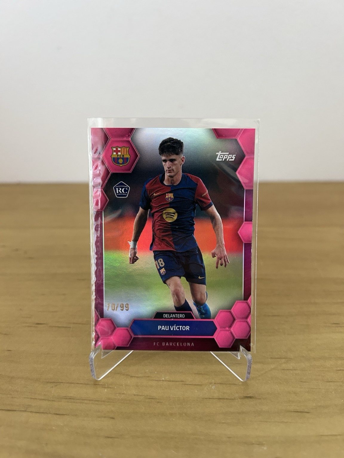 Carta rookie Pau Víctor numerada 99 Topps FC Barcelona Fan Set 2024-25