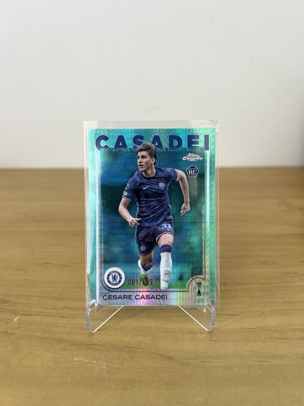 Carta Cesare Casadei rookie Aqua Prism numerada 199 Topps Chrome UEFA 2024-25 Chelsea