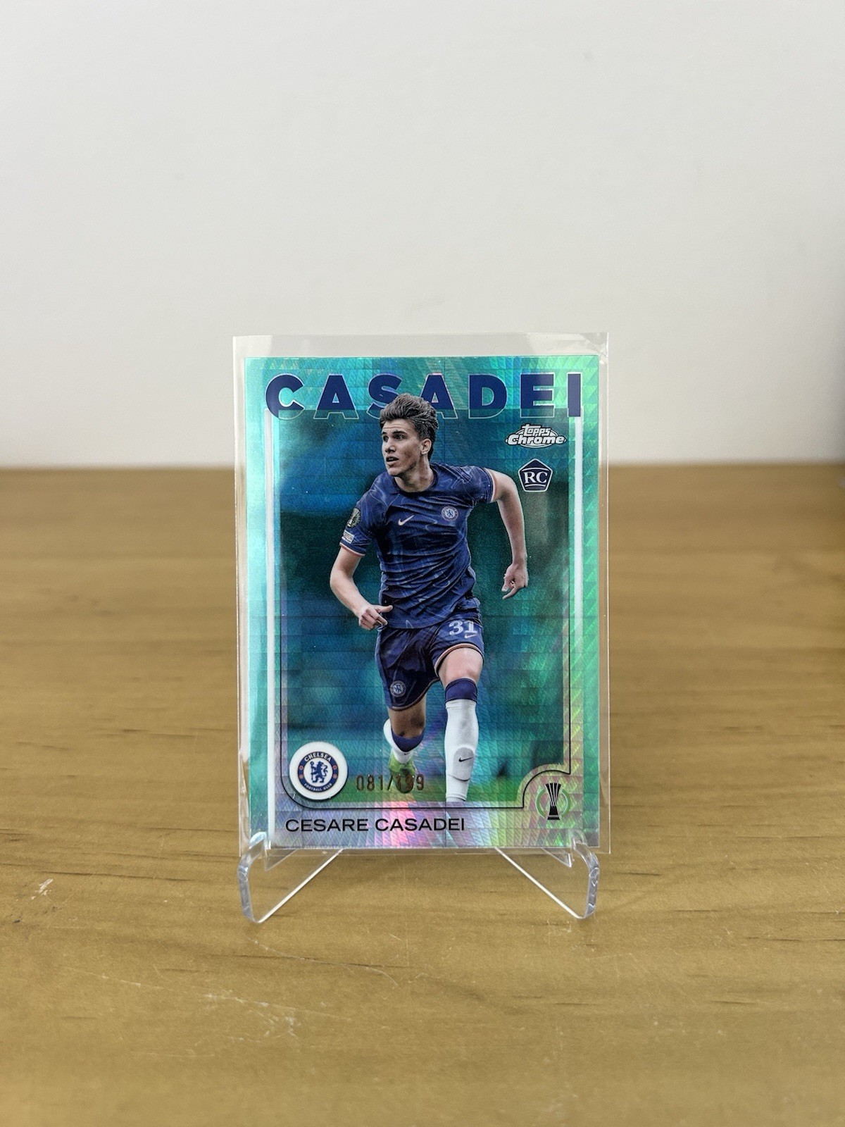 Carta Cesare Casadei rookie Aqua Prism numerada 199 Topps Chrome UEFA 2024-25 Chelsea