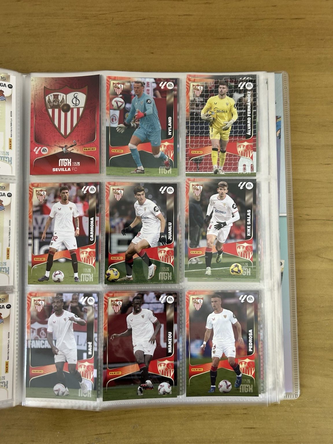Equipo completo 18 cards Sevilla FC Megacracks LaLiga 2025-26 Panini