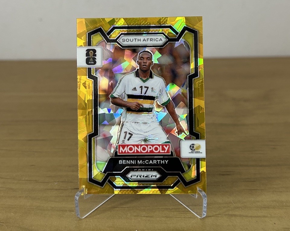 Carta Benni McCarthy Gold Cracked Ice Panini Prizm Monopoly FIFA World Cup 2026 Sudáfrica