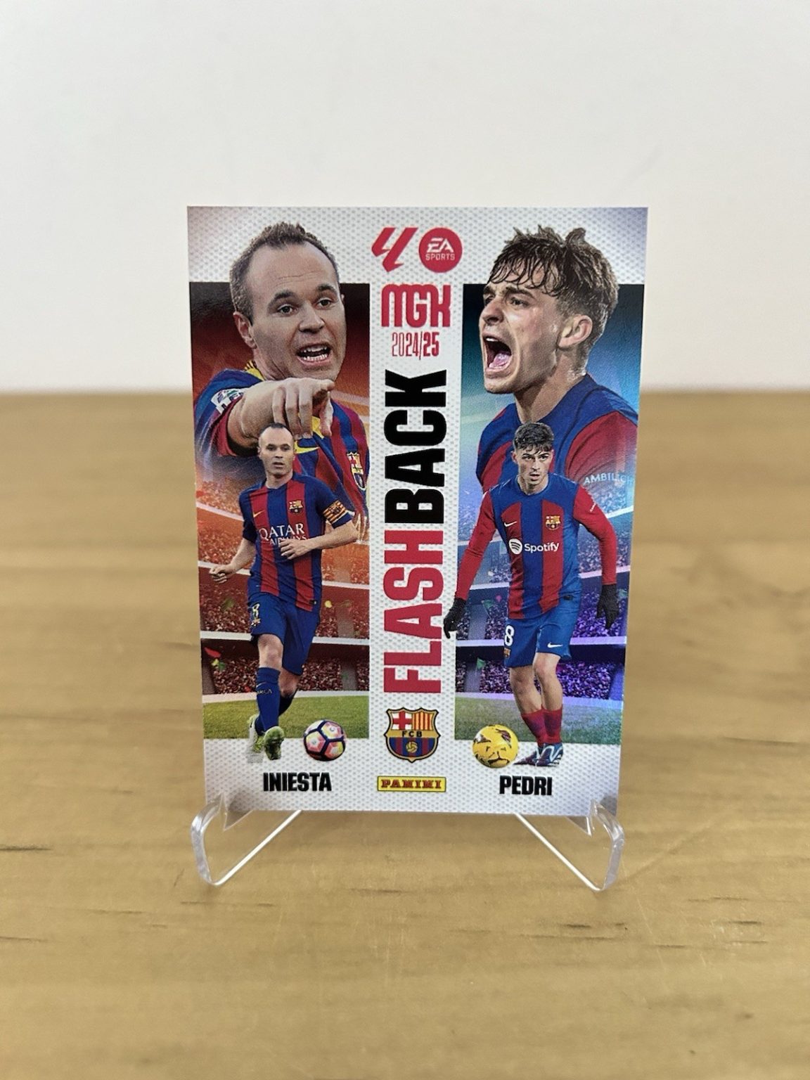 Andrés Iniesta y Pedri Flashback 427 Megacracks LaLiga 2024-25 Panini FC Barcelona